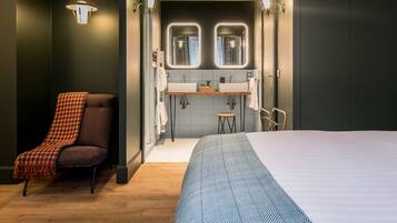 Premium bedding, in-room safe, blackout curtains, soundproofing