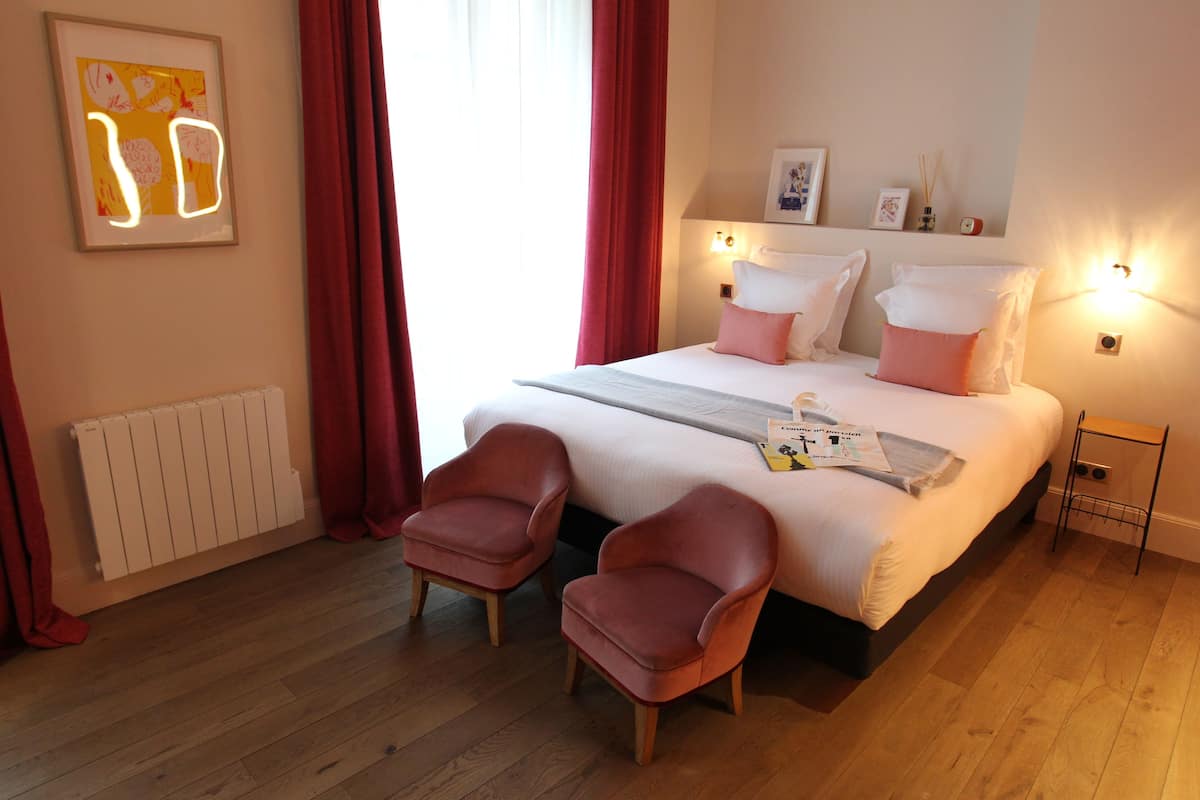 Premium bedding, in-room safe, blackout curtains, soundproofing