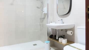 Chambre Double Standard | Salle de bain | Douche, articles de toilette gratuits, sĂšche-cheveux