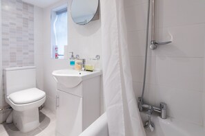 Leilighet – comfort, 1 soverom | Bad | Kombinert dusj/badekar, toalettartikler (inkludert) og håndklær