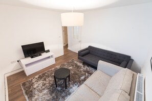 Apartamento Confort, 1 habitación | Sala de estar | Televisión de pantalla plana de 32 pulgadas con canales por cable