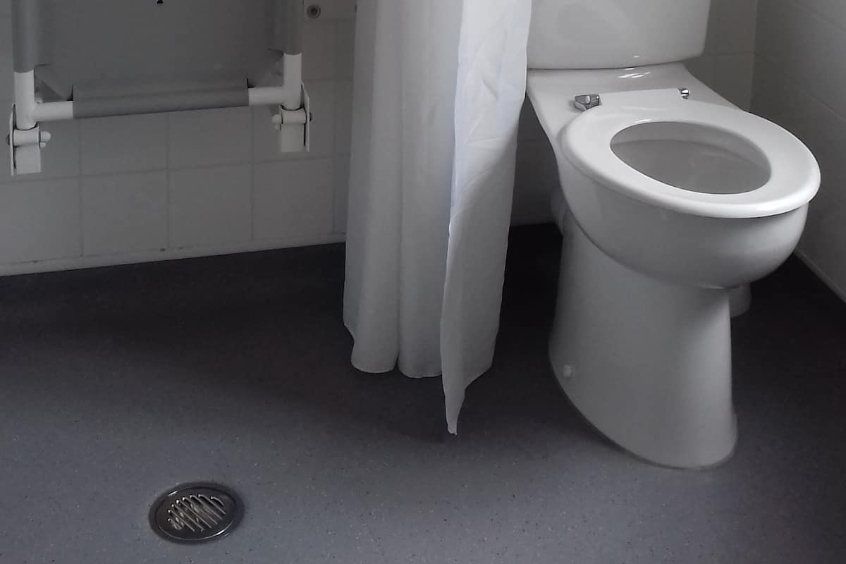 Chambre simple | Salle de bain | Douche, articles de toilette (gratuits), séchoir à cheveux