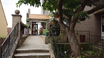 Pintu masuk properti