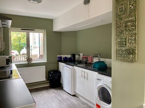 Fridge, microwave, oven, stovetop - Ludlow Mascall Centre - Hostel (Ludlow)