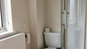 Shower, perlengkapan mandi gratis, pengering rambut, dan handuk