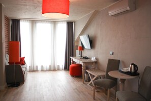 Dobbeltrom   – deluxe | Oppholdsrom | En 32-tommers Flatskjerm-TV med kabel-kanaler samt TV