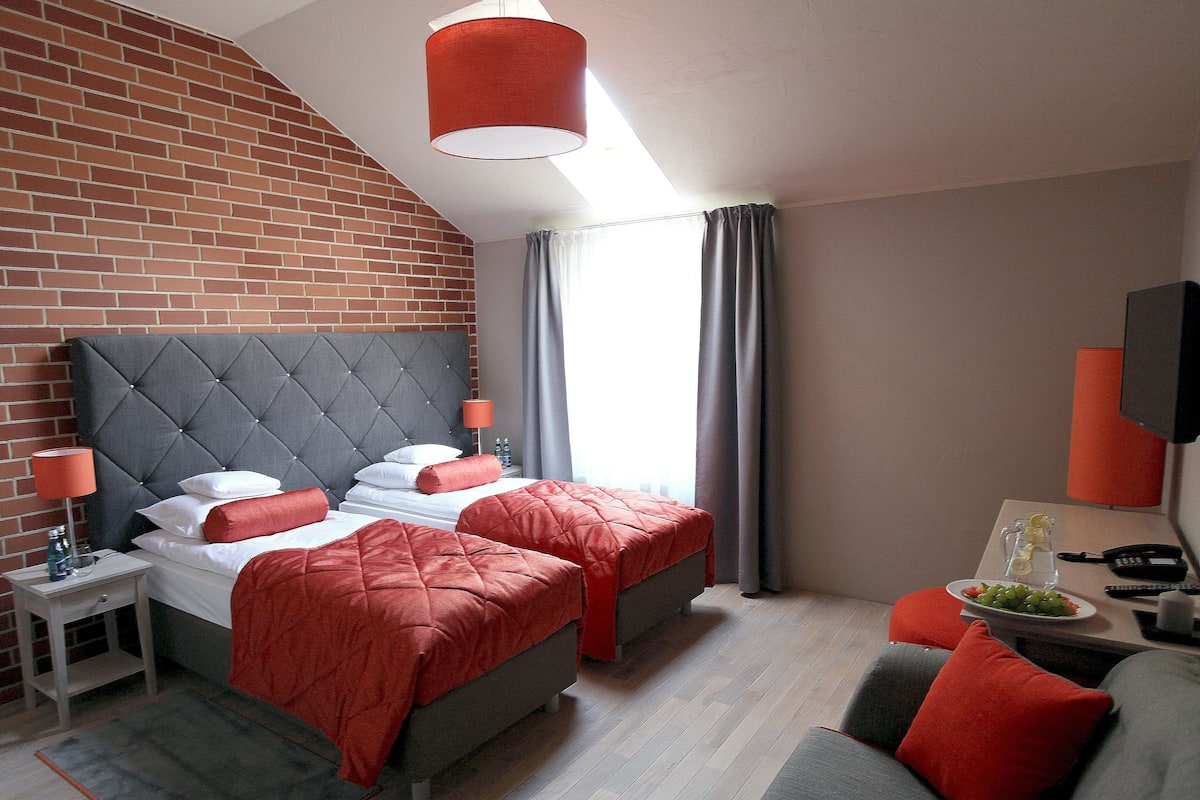 Deluxe tweepersoonskamer | Lakens van Egyptisch katoen, luxe beddengoed, een minibar, een bureau