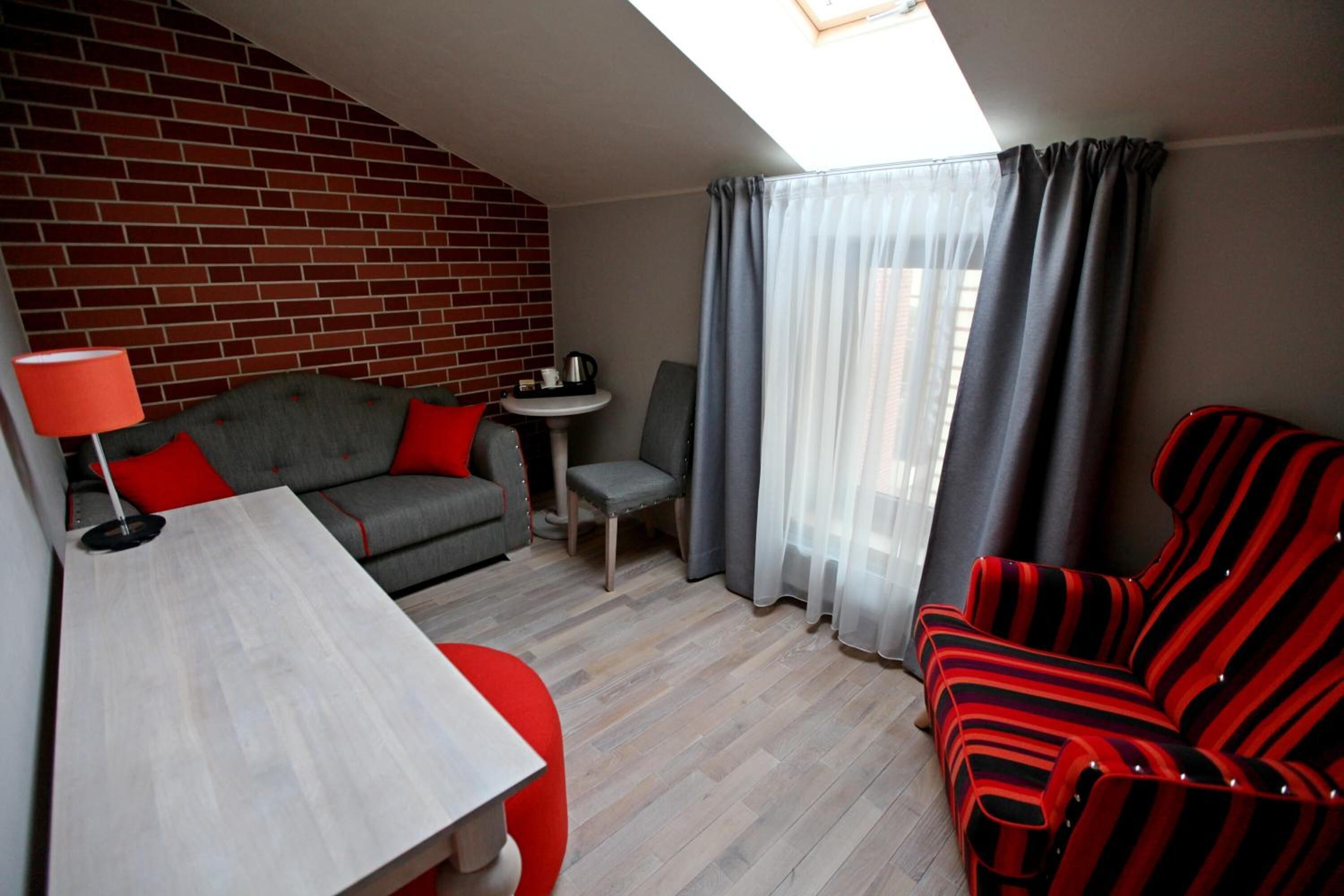 superior studio, 2 bedrooms, bathtub, city view | living room | 32-inch flat-screen tv with cable channels, tv