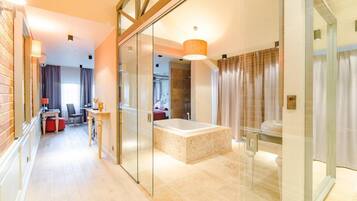 Suite estudio exclusiva | Baño | Regadera, amenidades de baño gratuitas, secadora de cabello, toallas