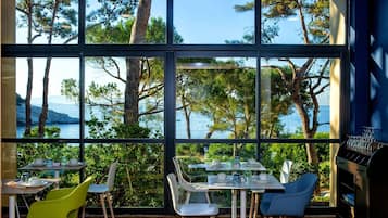 Daily buffet breakfast (EUR 20 per person)