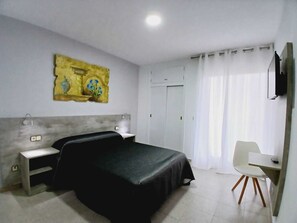 ห้องดับเบิล | ตู้นิรภัยในห้องพัก, ห้องพักตกแต่งอย่างมีเอกลักษณ์, โต๊ะทำงาน