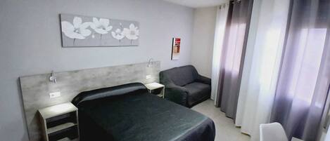 Habitación Deluxe doble | Caja fuerte, decoración individual, escritorio