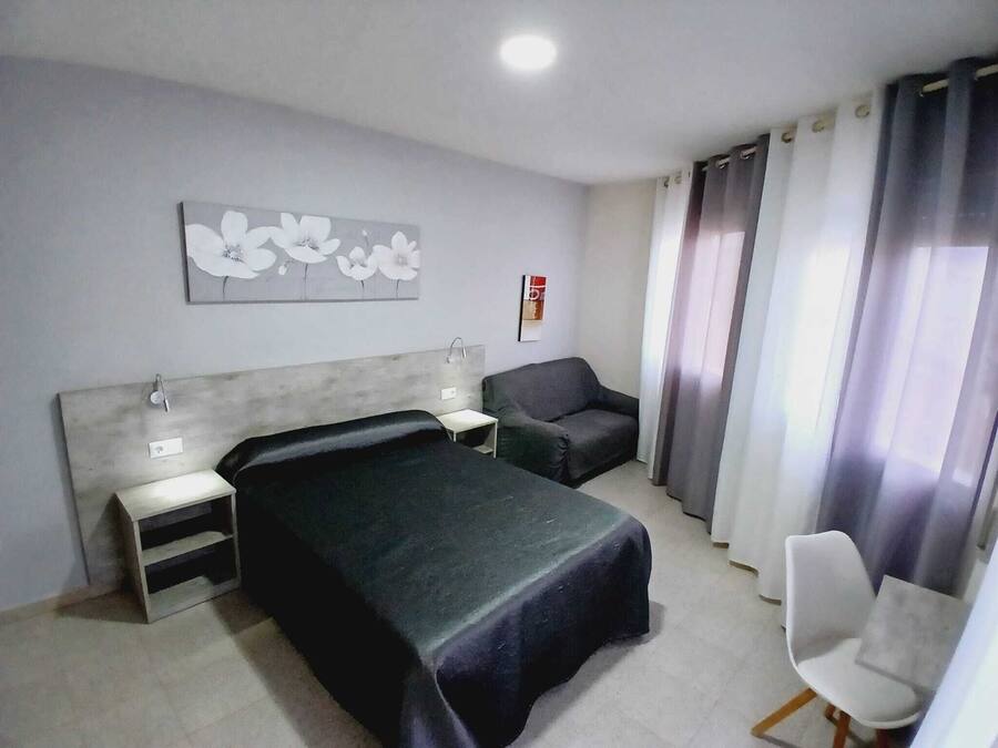 Kahden hengen deluxe-huone | Tallelokero huoneessa, yksilöllisesti sisustettu, työpöytä