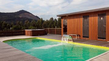 Hồ bơi ngoài trời