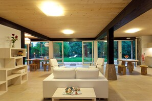 Ferienhaus, 2 Schlafzimmer (Okana) | Wohnzimmer | Flachbildfernseher, Tischtennisplatte