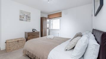 Luxury Apartment, 2 Bedrooms (split level) | Premium bedding, laptop workspace, iron/ironing board, free WiFi