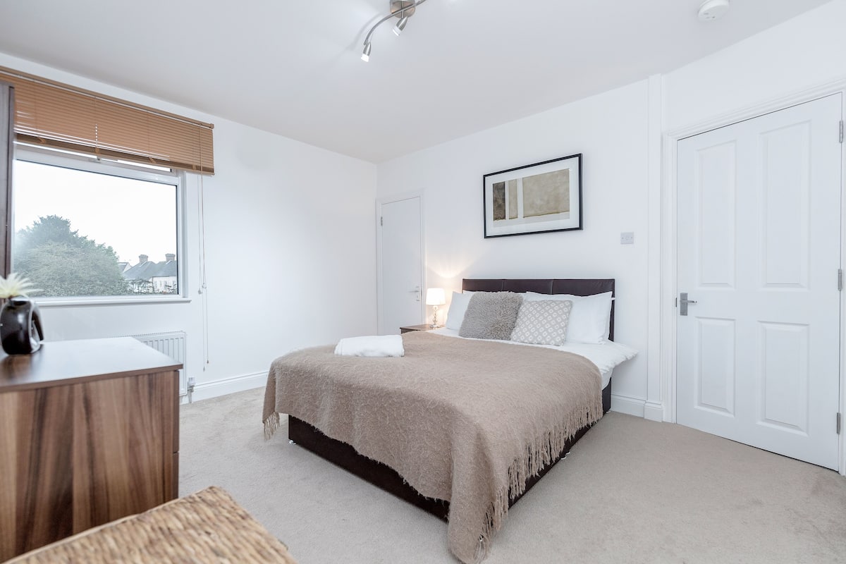 Luxury Apartment, 2 Bedrooms (split level) | Premium bedding, laptop workspace, iron/ironing board, WiFi (free)
