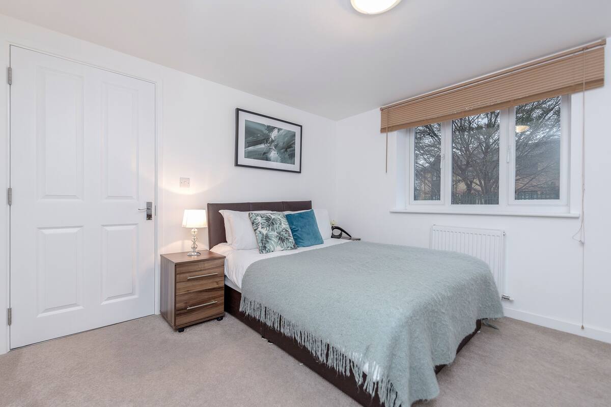 Luxury Apartment, 2 Bedrooms, Ground Floor | Premium bedding, laptop workspace, iron/ironing board, WiFi (free)
