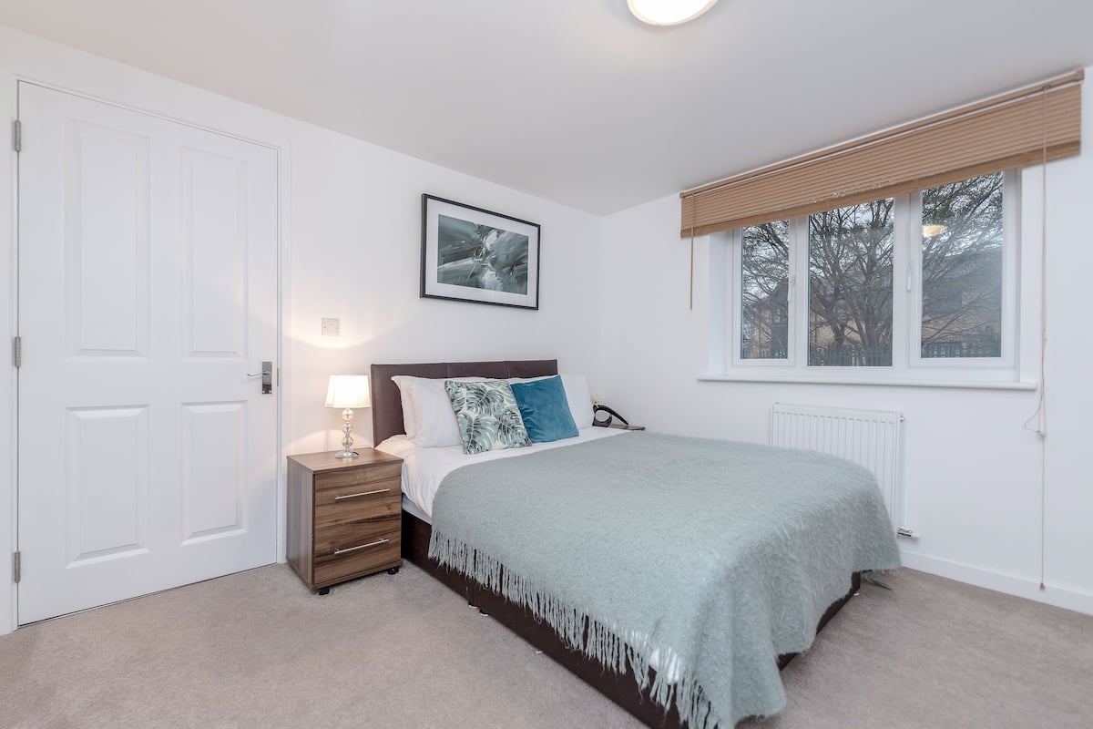 Premium bedding, laptop workspace, iron/ironing board, free WiFi