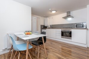 Luxury Apartment, 2 Bedrooms, Ground Floor | In-room dining - Royal Apartments (West Drayton)