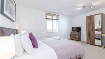 Classic Apartment, 3 Bedrooms (split level) | Premium bedding, laptop workspace, iron/ironing board, free WiFi