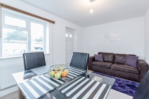 Leilighet – classic, 3 soverom (split level) | Oppholdsområde | Flatskjerm-TV