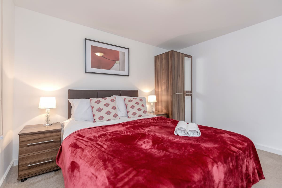 Luxury Apartment, 1 Bedroom, Ground Floor | Premium bedding, laptop workspace, iron/ironing board, WiFi (free)