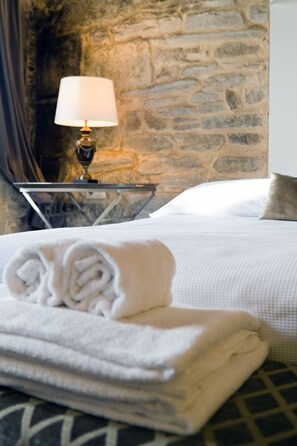 Tabla de planchar con plancha, wifi gratis y ropa de cama 