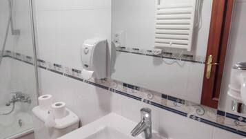 Kombinasi shower/bathtub, pengering rambut,  dan handuk