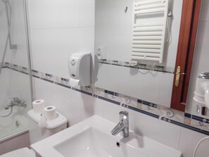 Ensemble douche/baignoire, sèche-cheveux, serviettes fournies