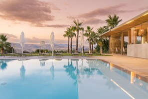 Utendørsbasseng og solsenger