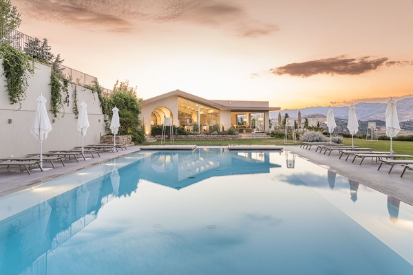 Kolam renang outdoor, dengan kursi berjemur