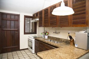 Kamar Standar | Dapur pribadi | Lemari es, microwave, oven, dan peralatan masak/sendok-piring