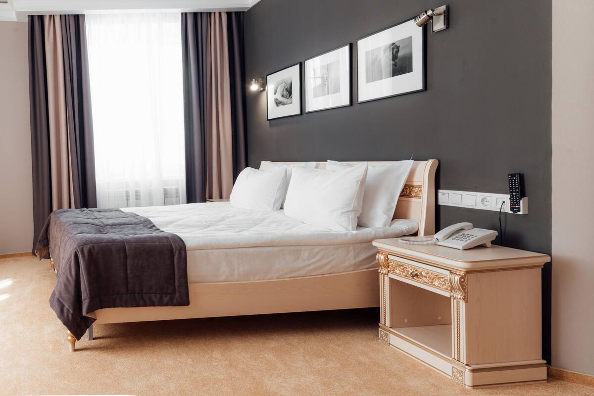 Kahden hengen elite-huone | Minibaari, työpöytä, pimennysverhot, ilmainen Wi-Fi