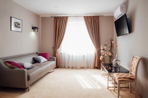 Suite Keluarga | Minibar, meja kerja, tirai kedap cahaya, dan Wi-Fi gratis