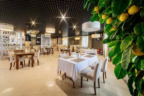 Melayani sarapan, makan siang, makan malam; sajian masakan Rusia 