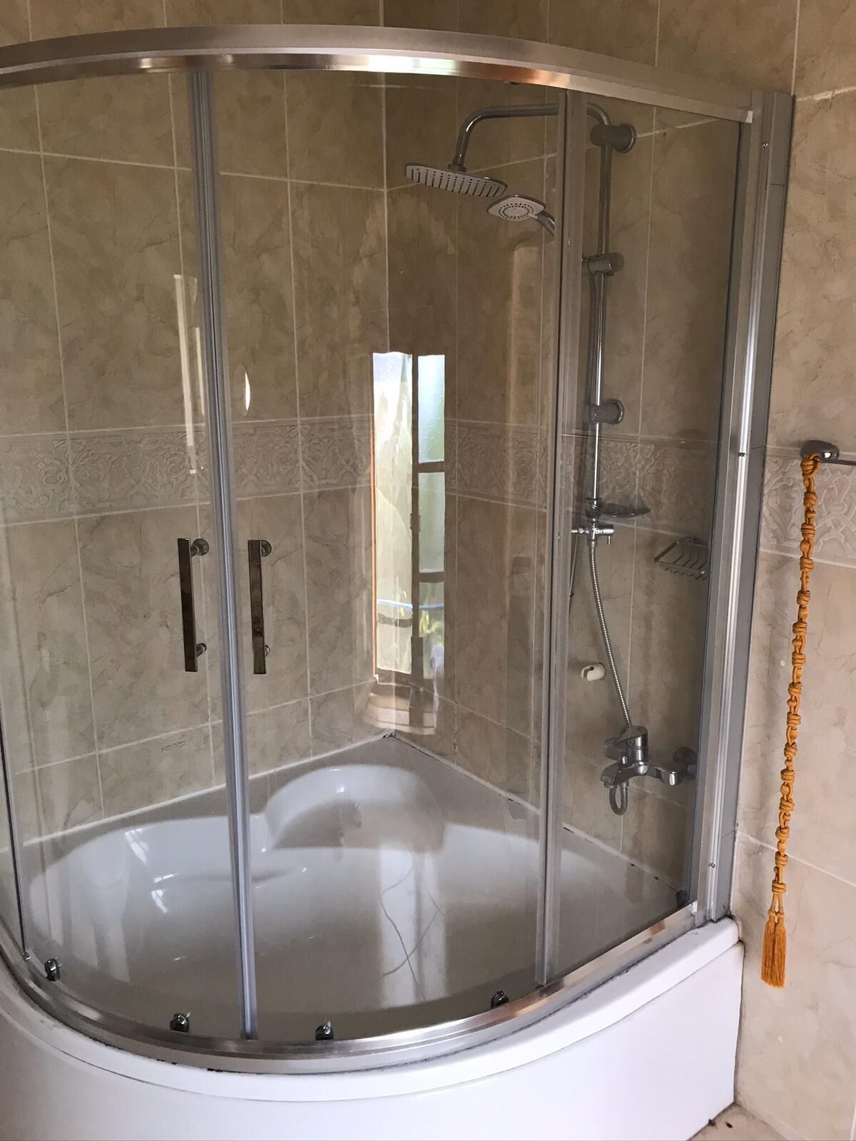 deluxe double room | bathroom | free toiletries, hair dryer, slippers, towels