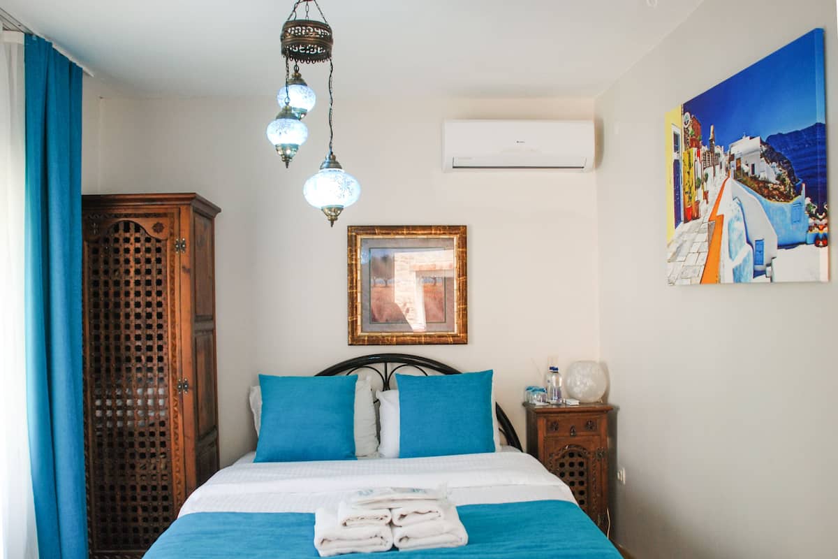 Eenvoudige driepersoonskamer | 1 slaapkamer, een minibar, een bureau, geluiddichte muren