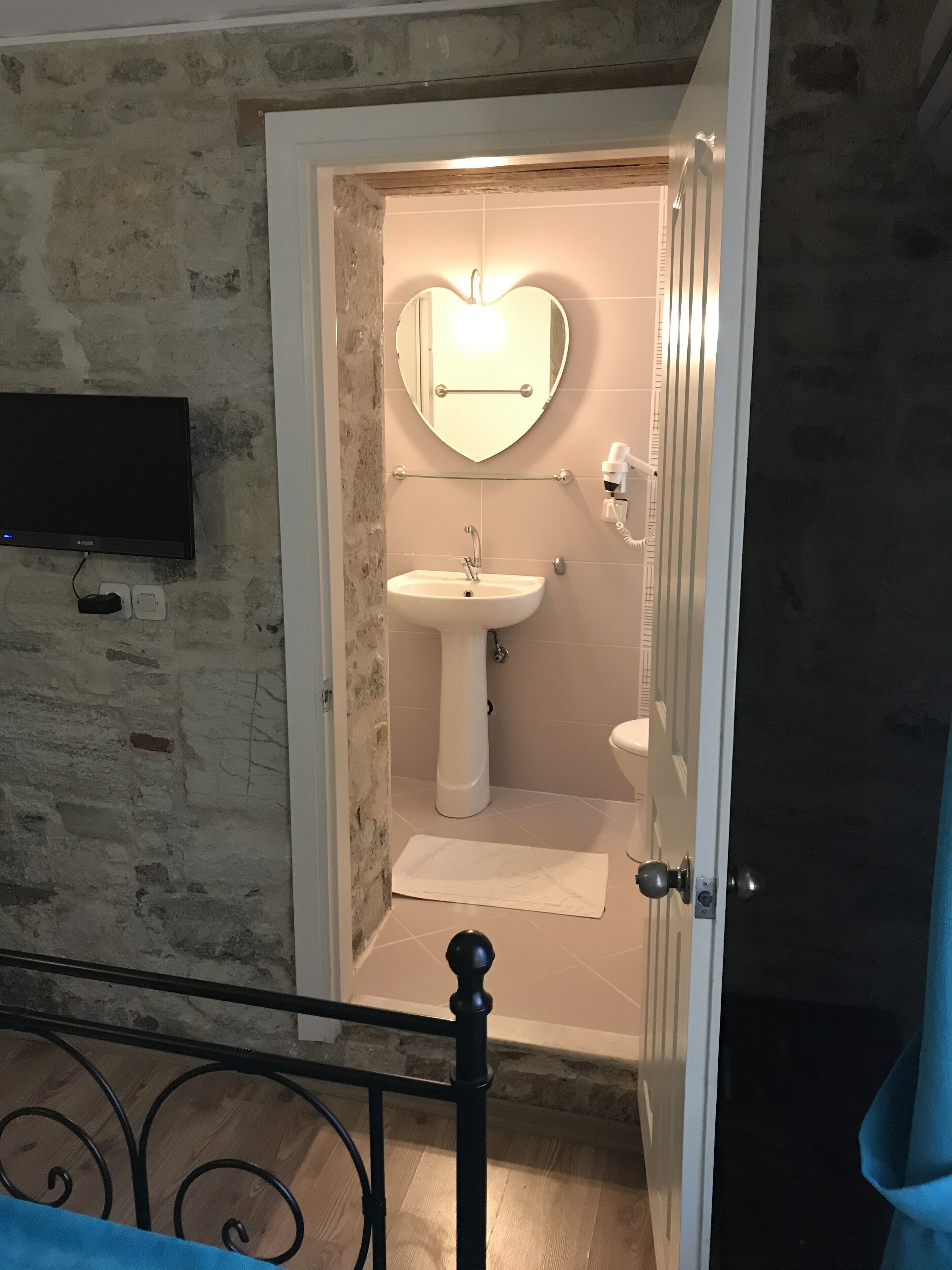 basic double room | bathroom | free toiletries, hair dryer, slippers, towels