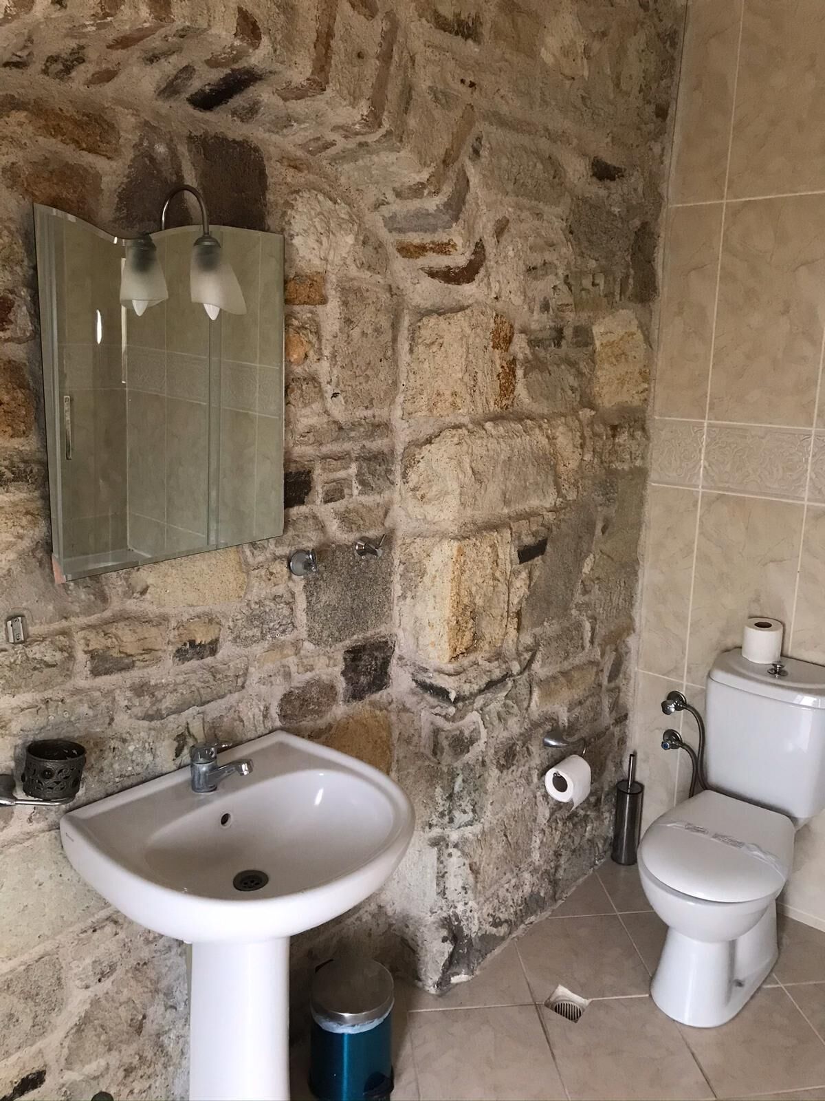 deluxe double room | bathroom | free toiletries, hair dryer, slippers, towels