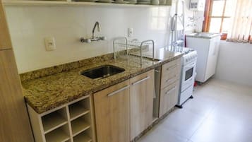 Apartamento, 2 quartos | Cozinha privada | Geladeira, micro-ondas, fogão, cooktop