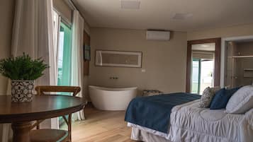 Suíte real | Frigobar, cofres nos quartos, cortinas blackout, Wi-Fi de cortesia