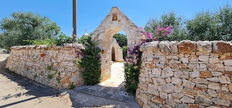 Ingresso della struttura. Almapetra Trulli Resort
