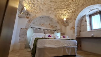 Departamento, 2 habitaciones, vista al jardín | Ropa de cama de alta calidad, camas con pillow-top y escritorio