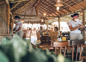 Buffet déjeuner gratuit tous les jours