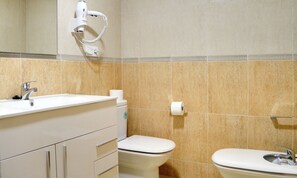 A bathroom with a sink, toilet, and bidet. - Apartamentos Duerming Sea View Viveiro (Viveiro)