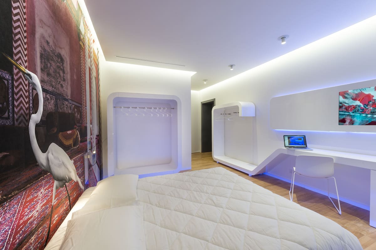 Habitación triple Confort | 1 habitación, caja de seguridad en la habitación y escritorio