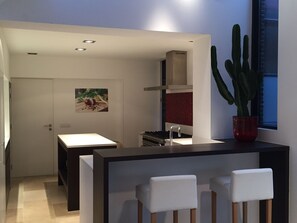 Bar (trong khuôn viên)