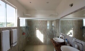 Habitación estándar | Baño | Ducha, artículos de higiene personal gratuitos y toallas