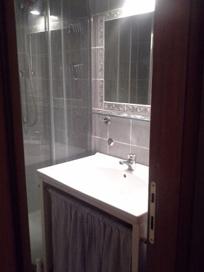 Standard Single Room | Bathroom | Shower, free toiletries, hair dryer, towels - Roman Enchantment (Rome)